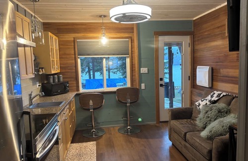 Loon Lake Maison | Cozy Lake front Lodge, great trout fishing. Pet-Friendly!