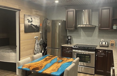 Loon Lake Maison | Cozy Lake front Lodge, great trout fishing. Pet-Friendly!