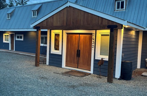 Loon Lake Maison | Cozy Lake front Lodge, great trout fishing. Pet-Friendly!