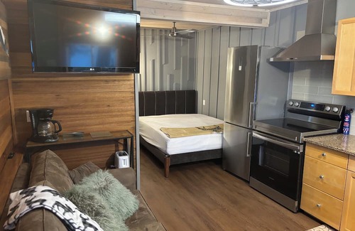 Loon Lake Maison | Cozy Lake front Lodge, great trout fishing. Pet-Friendly!
