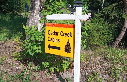 Likely Maison | Cozy cabin meters away from the Cedar creek and Quesnel Lakennnn