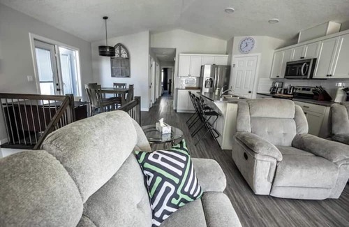 Clairmont Appartement | 3 bed, 2 full bathrooms parking for 2 vehicles