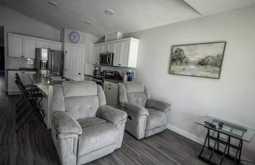 Clairmont Appartement | 3 bed, 2 full bathrooms parking for 2 vehicles