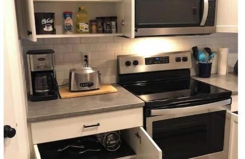 Clairmont Appartement | 3 bed, 2 full bathrooms parking for 2 vehicles