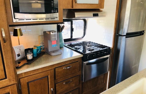 Allentown Maison | Couples Cottage Camper