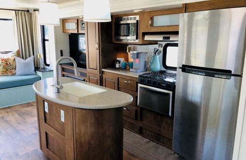 Allentown Maison | Couples Cottage Camper