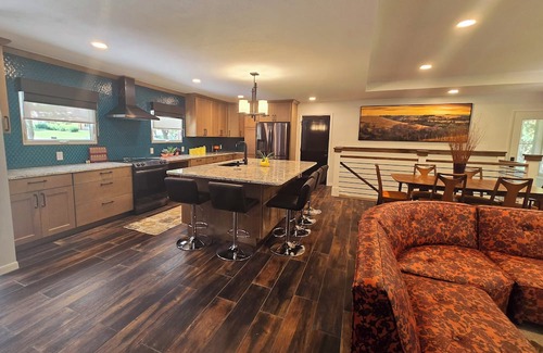 Manhattan Maison | The Bradley House - Beautiful & Spacious Home - Near Campus & Stadium