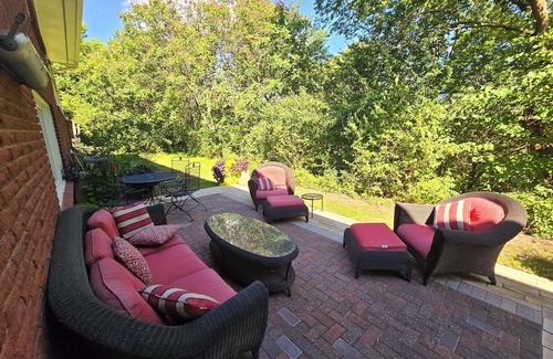 Manhattan Maison | The Bradley House - Beautiful & Spacious Home - Near Campus & Stadium