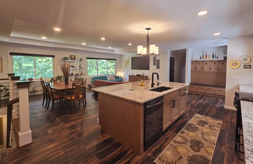 Manhattan Maison | The Bradley House - Beautiful & Spacious Home - Near Campus & Stadium
