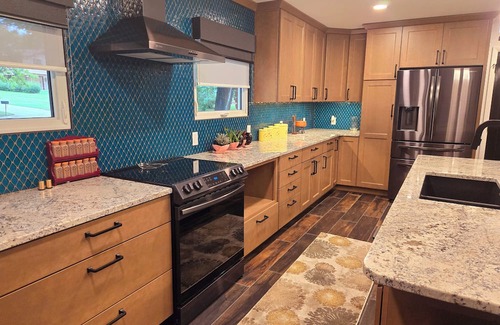 Manhattan Maison | The Bradley House - Beautiful & Spacious Home - Near Campus & Stadium