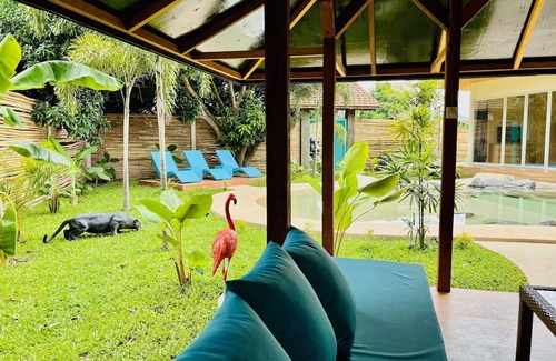 Dinalupihan Villa | Turquoise Tide Villa with beach style pool and Jacuzzi