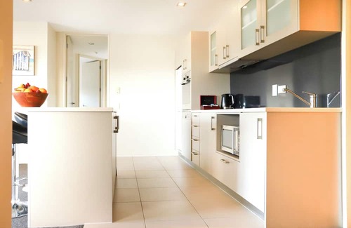 Ferry Landing Appartement | Hosts on the Coast Esplanade Harbour Vista apt 117