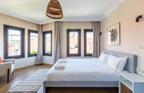 Ortakoy Appartement | This apartment is a 2 bedroom(s), 2 bathrooms, located in Beşiktaş, İstanbul.