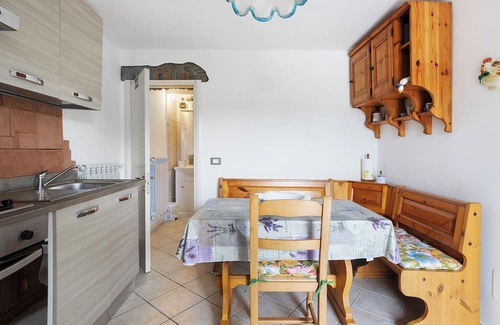 Beverino Appartement | Apartment 'La Casa Sulla Collina' with Balcony, Wi-Fi and Air Conditioning