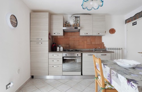 Beverino Appartement | Apartment 'La Casa Sulla Collina' with Balcony, Wi-Fi and Air Conditioning
