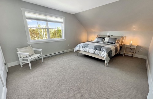 Cape Sable Island Maison | 1 minute from the beach! Family & pets welcomed, with an upstairs TV/games room