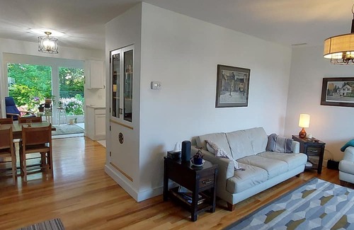 Yarmouth Maison | Lovely 2-bedroom accommodation with private garden minutes from Maine ferry.