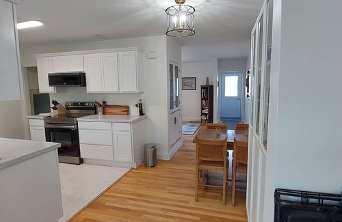 Yarmouth Maison | Lovely 2-bedroom accommodation with private garden minutes from Maine ferry.
