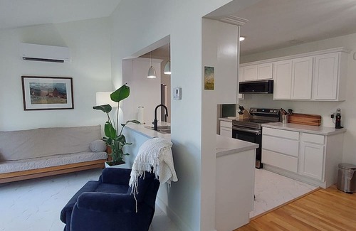 Yarmouth Maison | Lovely 2-bedroom accommodation with private garden minutes from Maine ferry.