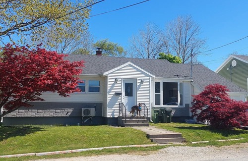 Yarmouth Maison | Lovely 2-bedroom accommodation with private garden minutes from Maine ferry.