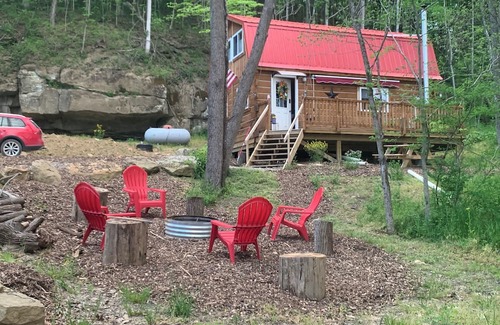 Chandlersville Cabine | Cozy Cabin near The Wilds- Pet Friendly