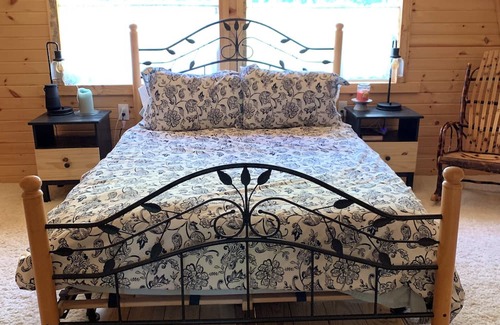Chandlersville Cabine | Cozy Cabin near The Wilds- Pet Friendly