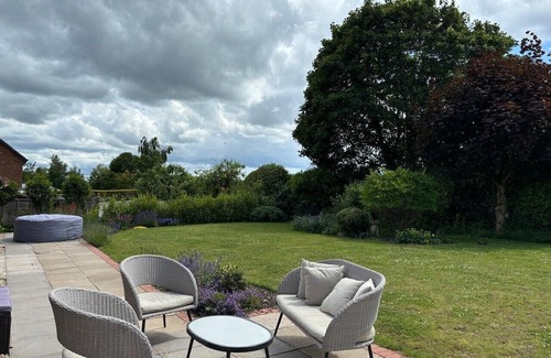 Taunton Maison | Beautiful bungalow with a sauna, hot tub and games, close to town and walks