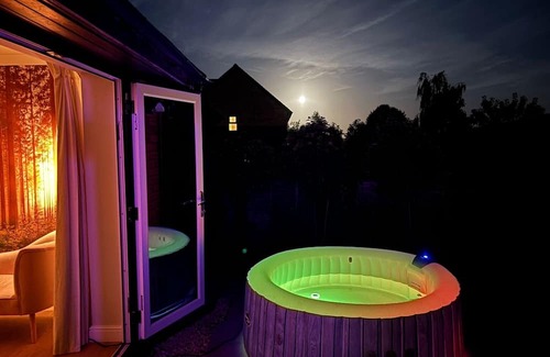 Taunton Maison | Beautiful bungalow with a sauna, hot tub and games, close to town and walks