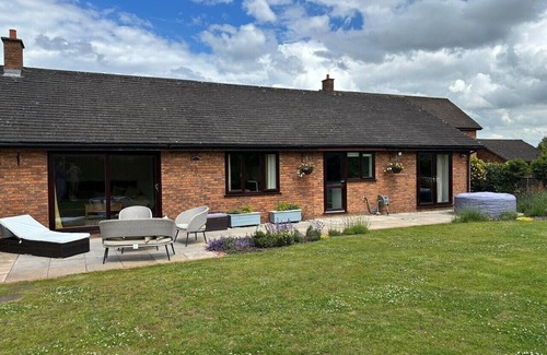 Taunton Maison | Beautiful bungalow with a sauna, hot tub and games, close to town and walks