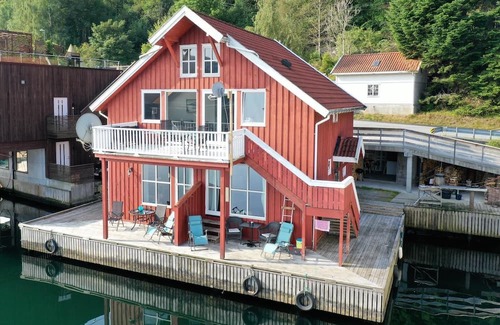 Flekkefjord Appartement | Holiday apartment "Fagerstrand 1", in Flekkefjord, southern Norway, in a beautiful location directly on the water, 4-6 persons, open living-dining area, 2 bedrooms, 1 loft with double mattress, 1 bathroom, Internet, own small veranda with access t...