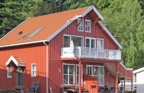 Flekkefjord Appartement | "Holiday apartment "Fagerstrand 2", Flekkefjord, in a beautiful location directly on the water, southern Norway, 2-3 persons, or 2 adults and 2 children, internet, living-dining area, 1 bedroom, 1 bathroom, non-smoking, changeover day Saturdays, n.
