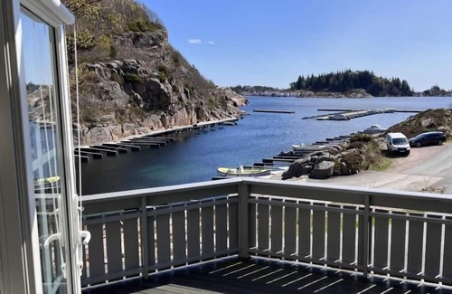 Lindesnes Maison | Holiday home Mona in Lussevika, new addition 2024, near Spangereid-Lindesnes, southern Norway, , max. 6 adults, own boat mooring, approx. 100 m² living space, 3 bedrooms, charming and tasteful furnishings, large veranda with fjord view, terrace f.
