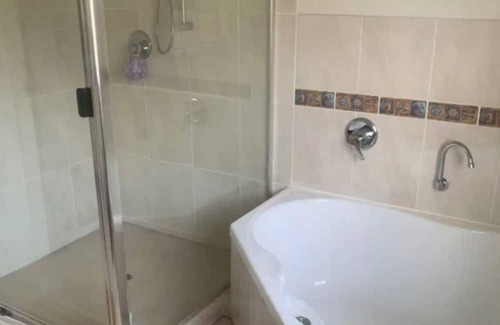 Cashmere Maison | Private Room in quiet Cashmere, Moreton Bay