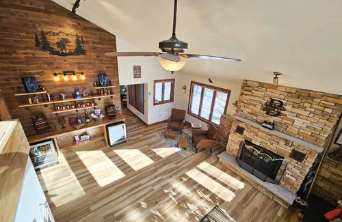 Stroudsburg Cabine | Pickle-ball & Volleyball Courts, In Ground Heated Pool, Central but Secluded