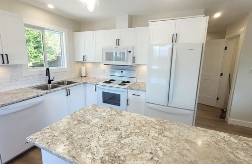 Port Alberni Maison | Newly Renovated Private 3 bedroom 2 bathroom guest suite