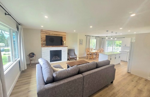 Port Alberni Maison | Newly Renovated Private 3 bedroom 2 bathroom guest suite