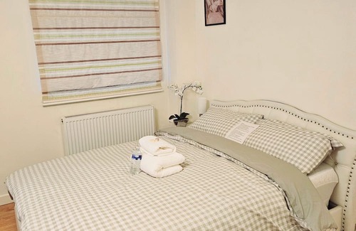 Stone Maison | Clean cosy& Large Bedroom in Dartford - Close to all amenities & Central London