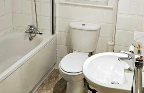 Stone Maison | Clean cosy& Large Bedroom in Dartford - Close to all amenities & Central London