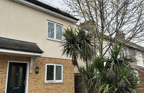 Stone Maison | Clean cosy& Large Bedroom in Dartford - Close to all amenities & Central London