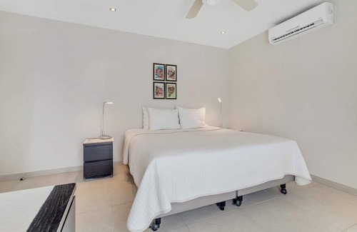 Belnem Appartement | Belmar 18 a 3 bedroom oceanfront apartment fully AC