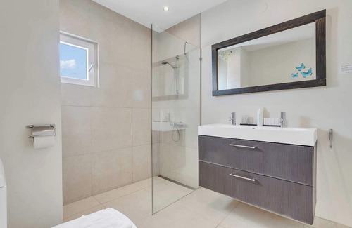 Belnem Appartement | Belmar 18 a 3 bedroom oceanfront apartment fully AC