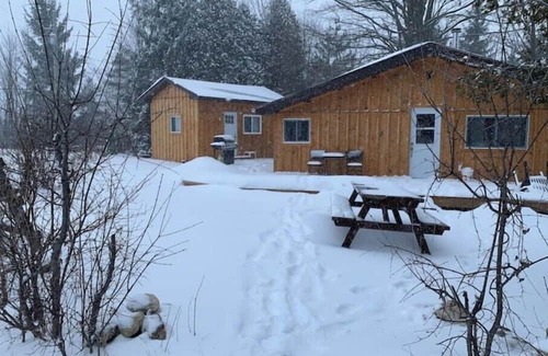 Grey Highlands Chalet De Ski | Private 5 Acre Chalet with Bunkie & Sauna - Rated 4.9 with 100 Reviews on Airb&b