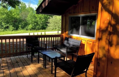 Grey Highlands Chalet De Ski | Private 5 Acre Chalet with Bunkie & Sauna - Rated 4.9 with 100 Reviews on Airb&b