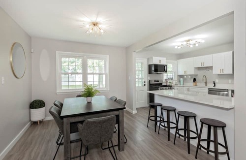 Euclid Maison | Modern Updated Ranch 15 min to Downtown & Hospitals