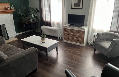 Rivers Appartement | Fully equipped upper unit.Family friendly locating next to the rec centre.nn
