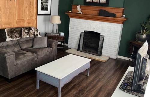 Rivers Appartement | Fully equipped upper unit.Family friendly locating next to the rec centre.nn