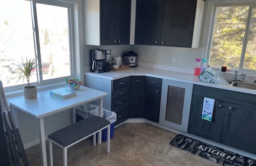 Rivers Appartement | Fully equipped upper unit.Family friendly locating next to the rec centre.nn