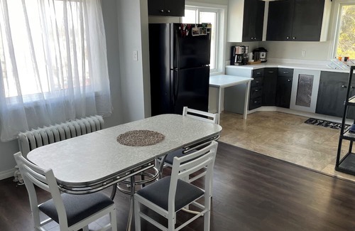 Rivers Appartement | Fully equipped upper unit.Family friendly locating next to the rec centre.nn