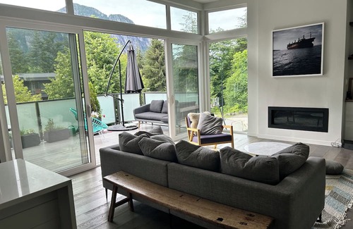 Squamish Maison | Modern bright home, epic views, family friendly