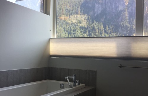 Squamish Maison | Modern bright home, epic views, family friendly